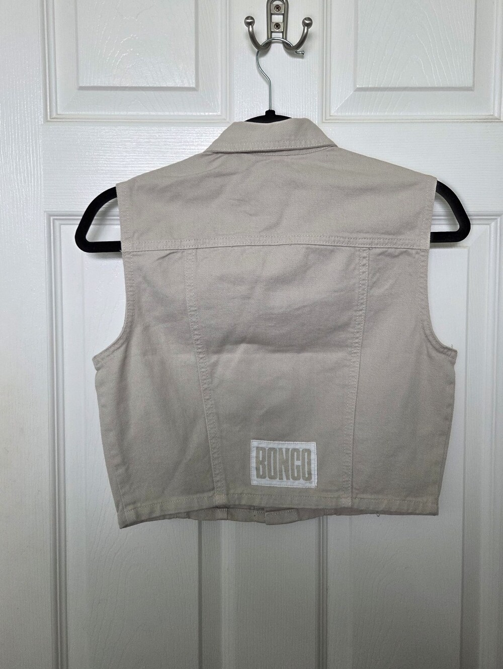 BONGO Vtg. Beige cropped Button Up vest w/ pockets & bongo patch on back Medium